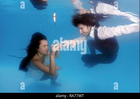 Sposa e lo Sposo, lo scambio di anelli di nozze subacquea in piscina, Odessa, Ucraina, Europa orientale Foto Stock
