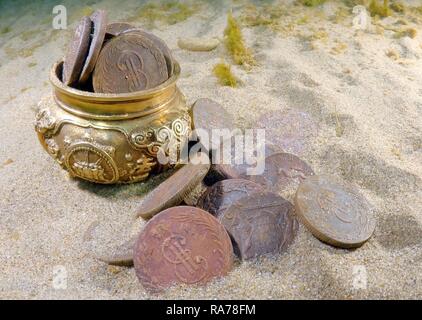 Tesoro sottomarino, un vaso con la Federazione di monete del Siberiano stamping dai tempi dell'Imperatrice Ekaterina II, il lago Baikal Foto Stock