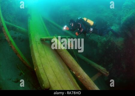 Indagini subacqueo distrutto ormeggio in legno, il lago Baikal, Siberia, Russia, Eurasia Foto Stock