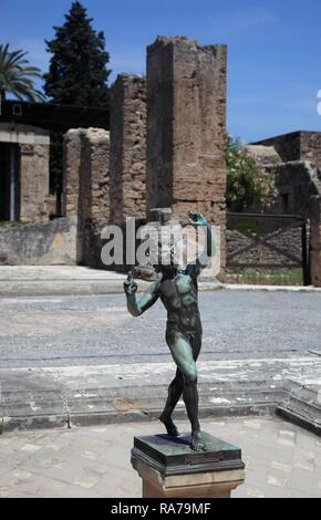 Casa del Fauno, una statua di bronzo della foresta di ballo dio Fauno davanti, Pompei, Campania, Italia, Europa Foto Stock