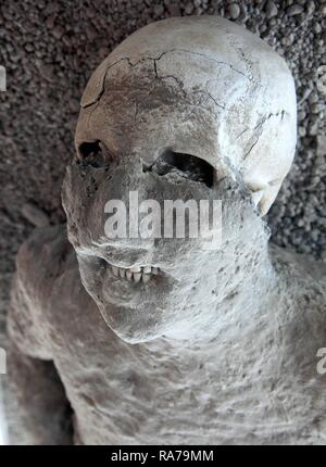 Una vittima della pioggia di cenere, Giardino dei fuggiaschi, Pompei, Campania, Italia, Europa Foto Stock