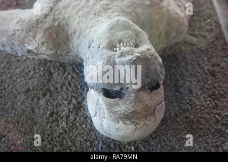 Una vittima della pioggia di cenere, Giardino dei fuggiaschi, Pompei, Campania, Italia, Europa Foto Stock