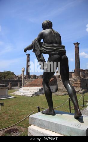 Statua di Diana presso il Tempio di Apollo, Pompei, Campania, Italia, Europa Foto Stock