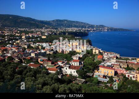 Vista su tutta la baia della Penisola Sorrentina con le città di Meta, nella parte anteriore, e Sorrento, campania, Italia, Europa Foto Stock