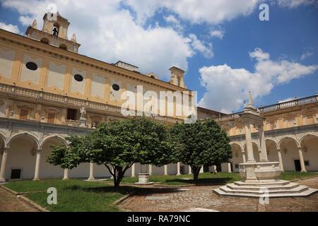 Grande chiostro della Certosa di San Martino monastero, Vomero Quartiere al di sopra di Napoli, Campania, Italia, Europa Foto Stock
