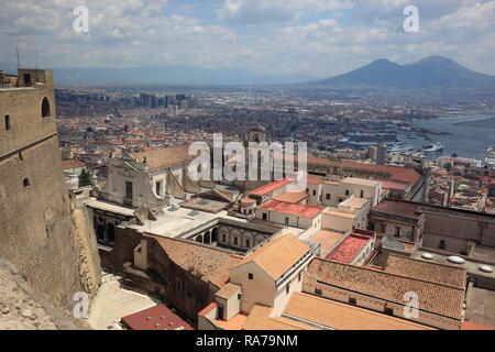 Napoli come visto da Castel Sant'Elmo, fortezza Vomero Quartiere al di sopra di Napoli, Campania, Italia, Europa Foto Stock