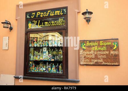 Mostrare con il tipico Limoncello bottiglie, Amalfi, Campania, Italia, Europa Foto Stock