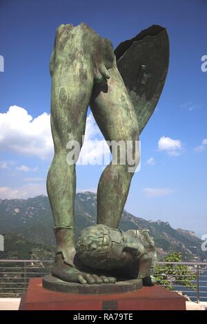 Scultura di Igor Mitoraj al di fuori dell'Oscar Niemeyer Auditorium, Ravello, Campania, Italia, Europa Foto Stock