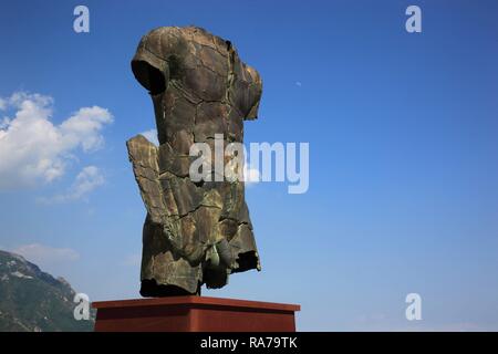 La scultura di Igor Mitoray fuori l'Oscar Niemeyer Auditorium, Ravello, Campania, Italia, Europa Foto Stock