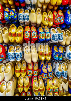 In legno colorato scarpe in un negozio di souvenir il famoso Bloemenmarkt (Mercato dei Fiori) lungo il canale Singel nel centro di Amsterdam nei Paesi Bassi Foto Stock