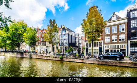 Case storiche lungo il Brouwersgracht canal all'intersezione con la Binnen Vissersstraat nel centro della città di Amsterdam nei Paesi Bassi Foto Stock