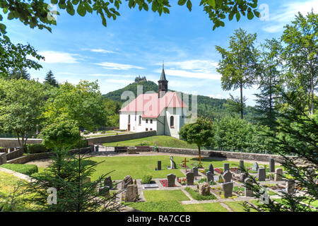 Chiesa di pellegrinaggio Maria Zell con vista di Hohenzollern Castello Foto Stock