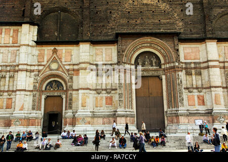 La parte anteriore della Basilica di San Petronio a Bologna Italia. Foto Stock