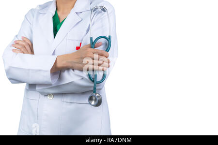 Medico cardiologo indossare uniforme bianca. Stativo medico con braccia incrociate e stetoscopio per la mano. Operatore sanitario. Asiatico. Foto Stock