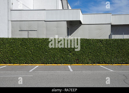 Parcheggio con copertura da parte di un centro commerciale per lo shopping Foto Stock