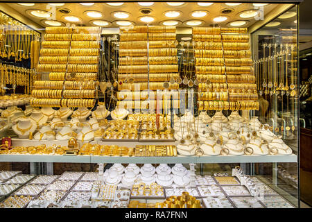 Istanbul, Turkiye -1 Ocak 2019 ; Golden accessori nella vetrina di un negozio di Gioielleria. Oro turco shop Istanbul. Foto Stock