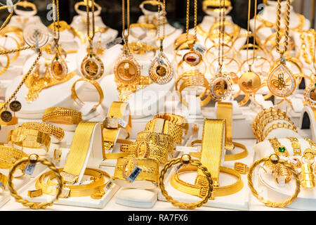 Istanbul, Turkiye -1 Ocak 2019 ; Golden accessori nella vetrina di un negozio di Gioielleria. Oro turco shop Istanbul. Foto Stock