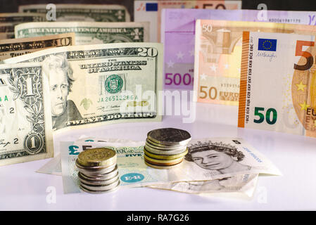 Sterlina inglese bill e monete inglese monopolizzato da euro e dollari. Foto Stock