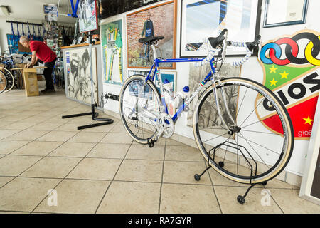 Un Gios Torino con cornice in acciaio supporti per bicicletta sul display  nello showroom a Gios Torino sede a Volpiano, Italia Foto stock - Alamy