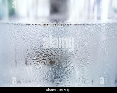 Close-up goccia d'acqua sulla texture acqua fredda potabile su sfondo dello scambiatore di calore. Foto Stock