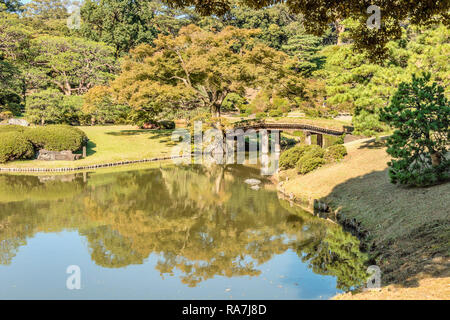 Ponte Fujinami-no-hashi ai Giardini Rikugien, Tokyo, Giappone Foto Stock