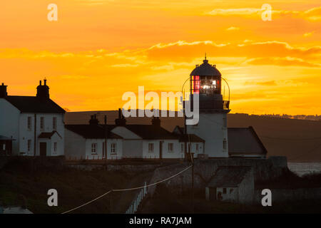 Roches Point, Cork, Irlanda. 07Th gennaio, 2018 Il sole scende su un Gennaio sera scontornamento il faro di Roches Point Co. Cork Foto Stock