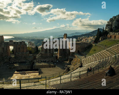 Vista dal teatro di Taormina verso monte Etna con la città balneare di Giardini Naxos visibile, Provincia di Messina, Sicilia, Italia Foto Stock