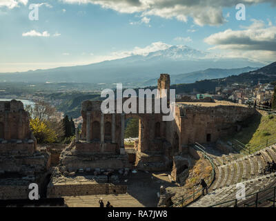 Vista dal teatro di Taormina verso monte Etna con la città balneare di Giardini Naxos visibile, Provincia di Messina, Sicilia, Italia Foto Stock