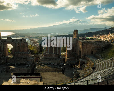 Vista dal teatro di Taormina verso monte Etna con la città balneare di Giardini Naxos visibile, Provincia di Messina, Sicilia, Italia Foto Stock