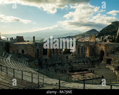 Vista dal teatro di Taormina verso il monte Etna, Provincia di Messina, Sicilia, Italia Foto Stock