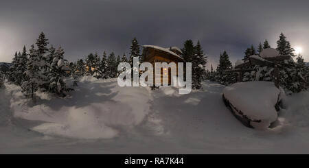 Visualizzazione panoramica a 360 gradi di Panorama casa chalet durante una nevicata nel gli alberi della foresta di inverno di notte al chiaro di luna. Forma sferica 360vr panorama.