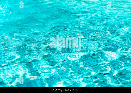 Abstract sullo sfondo di un blu e ondulata superficie di acqua in una piscina o vasca idromassaggio termale Foto Stock