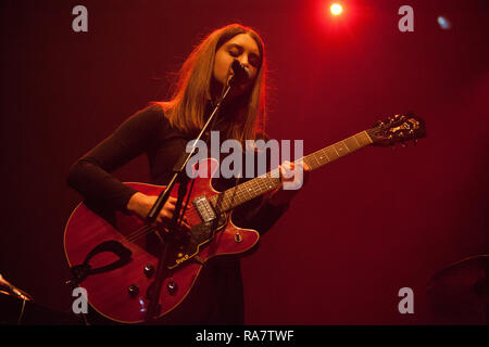 L'international acclamato cantante danese, musicista e cantautore Majke Romme Voss è meglio noto con il suo nome di fase Twin rotto e qui esegue un concerto dal vivo presso il Danish vetrina festival Festival Spot 2014 nella città di Århus. Danimarca 02/05 2014. Ad eccezione della Danimarca Foto Stock