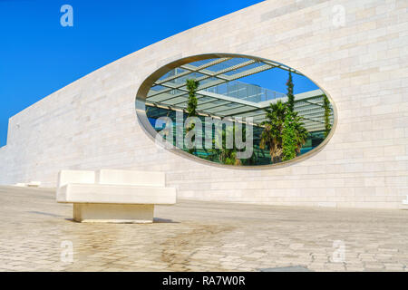 Pietra ovale dettaglio oppening cercando in interno cortile ombreggiato del Champalimaud Foundation advanced biomedical research center , Belem, Lisbona Foto Stock