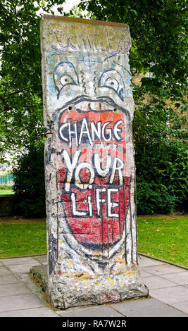 LONDON, England, Regno Unito - 31 Luglio: pezzo di muro di Berlino a Londra il 31 luglio 2008. Pezzo di muro di Berlino con il messaggio visualizzato a Londra, Inghilterra, Regno Unito. Foto Stock