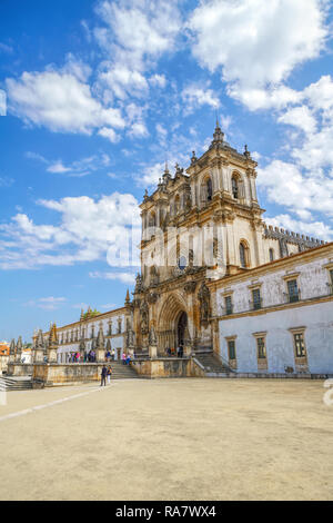 Facciata del romano gotico Monastero di Alcobaca o Mosteiro de Santa Maria de Alcobaca, patrimonio Unesco ad Alcobaca, Portogallo. Foto Stock