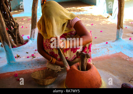 Il modo tradizionale di macinazione di grano in un villaggio rurale,vicino a Khajuraho,l'India Foto Stock