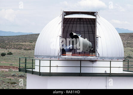 1978 - Una vista ravvicinata della Ground-Based elettro- ottico dello spazio profondo dome di sorveglianza con il coperchio aperto. Foto Stock