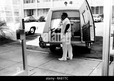 1976 - Il primario ambulanza, dotato di figliate, emergenza sacco di ambulanza, radio, ossigeno, maschere ad ossigeno, macchina di aspirazione e OB pack, presso l'U.S. Ospedale dell'esercito, Camp Kuwae in Okinawa Foto Stock