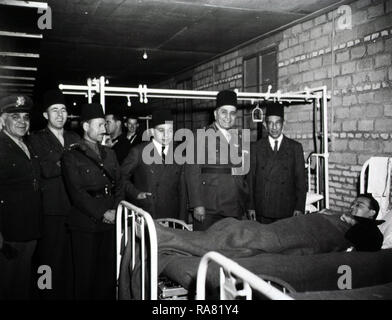 1944 - esercito egiziano e civili dirigenti medici la visita di un ospedale americano in Egitto per visualizzare il trattamento dei soldati americani Foto Stock