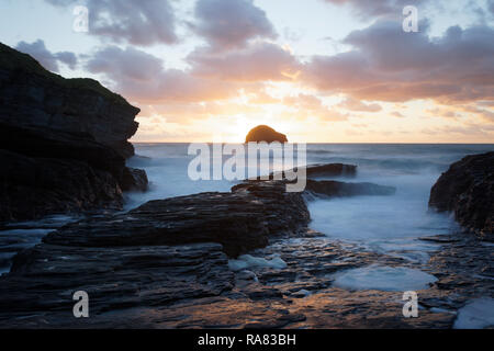 Nella tarda estate del tramonto a Trebarwith Strand, Cornwall, Regno Unito Foto Stock