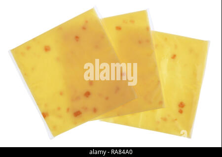 Piastre di formaggio fuso con pezzi di pancetta in piazza di sacchetti di plastica. Isolato su bianco studio shot macro Foto Stock