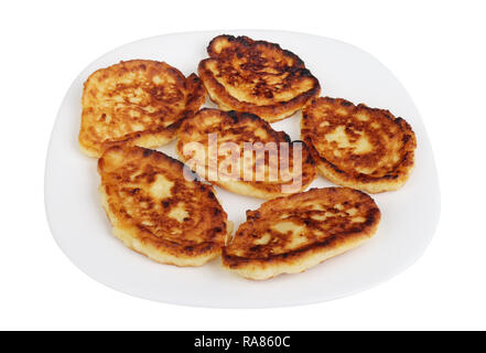 Sei fritte fatte in casa cottage cheese pancakes su una piastra bianca. Studio isolato cibo closeup Foto Stock