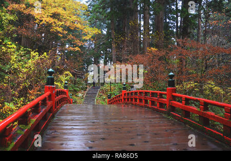 Haguro Mt, Tsuruoka, Giappone - 11 Novembre 2018: Ponte rosso di Haguro Mountain Foto Stock