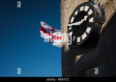 St Georges Bandiera e orologio, Weymouth Vecchio Municipio Foto Stock