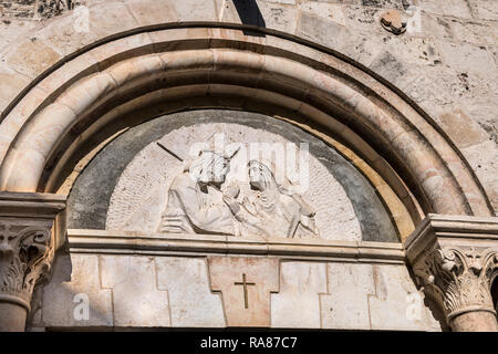 Un'immagine dell'incontro di Gesù a sua madre con la croce appare sulla porta di una piccola cappella per contrassegnare la quarta stazione sulla Via Dolorosa. Gerusalemme. Israele Foto Stock