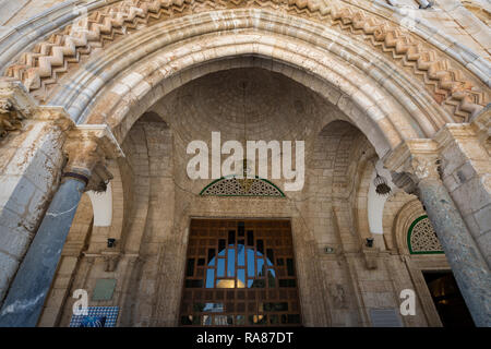 La riflessione della Cupola della Roccia visibile nel vetro all'entrata della moschea Al Aqsa. Gerusalemme. Israele Foto Stock