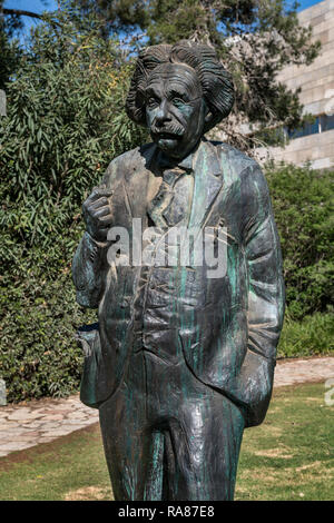 Albert Einstein scultura in bronzo di scultore georgiano Georgy Frangulyan (2015) in Givat Ram o Edmond Safra Campus dell'Università Ebraica. Gerusalemme Foto Stock