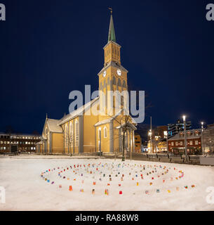 Tromso cattedrale, visto dal Kirkeparken, Norvegia. Foto Stock
