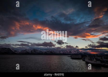 Tramonto in inverno a Sortland, Isole Lofoten in Norvegia. Foto Stock